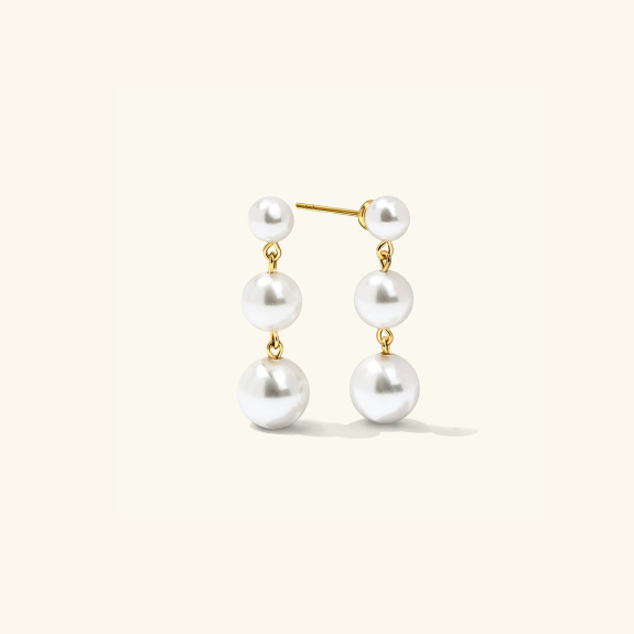 Triple Pearl Earrings Gold ryhmässä Shop / Korvakorut @ ANI (ANI-0523-008)