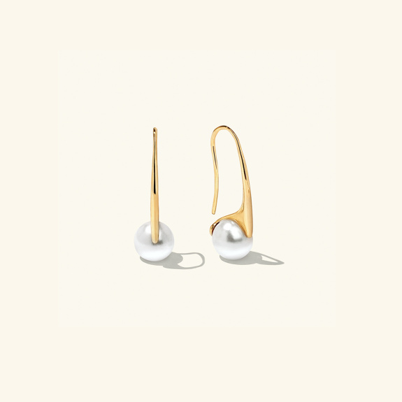 Drip Pearl Earrings Gold ryhmässä Shop / Korvakorut @ ANI (ANI-0523-011)